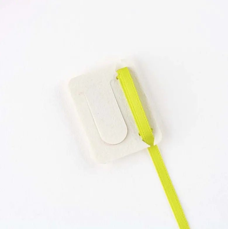 Hobonichi | Punto de Libro Clip Bordado Yumi Kitagishi White Cat