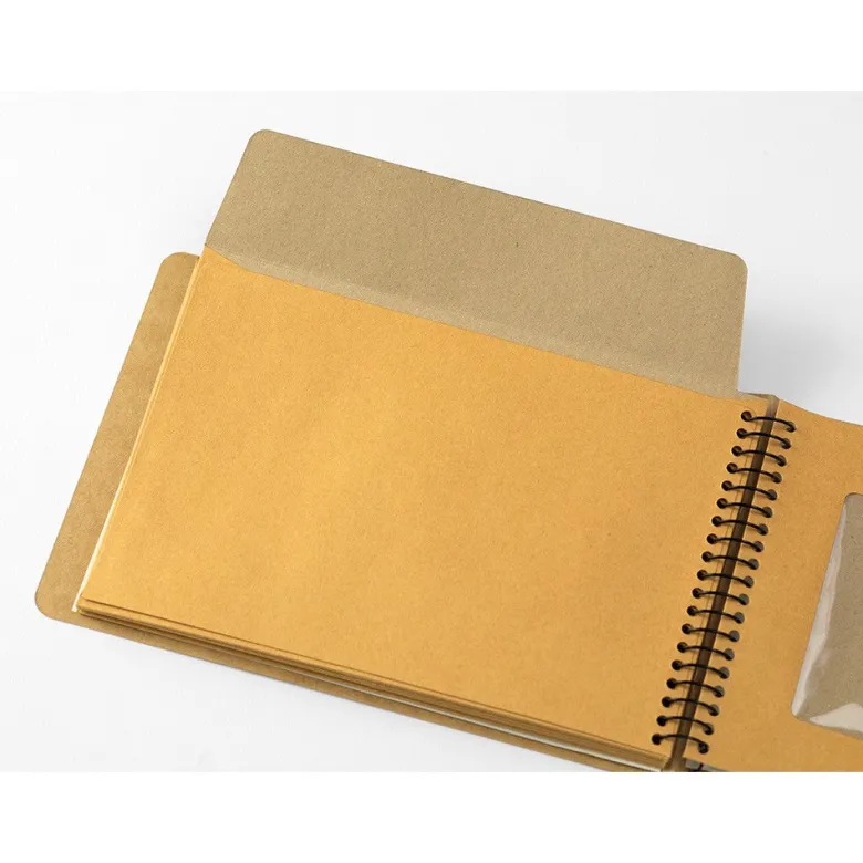Traveler's Company | Cuaderno con Espiral B6 Sobres Visibles