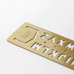 Traveler's Company | Marcapáginas Brass Template Alphabet
