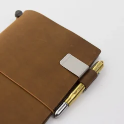 Traveler's Company | Porta bolígrafo M 016 Camel
